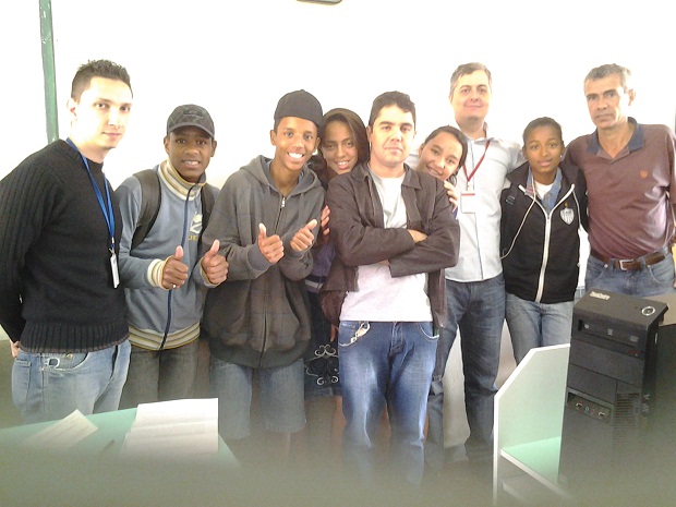 Karlaine (aluna de blusa preta) é uma das pretendentes à vaga de ouvidor jovem na Escola Estadual Professor Bolivar de Freitas. Foto: André Macedo / Professor da E.E. Prof. Bolivar de Freitas