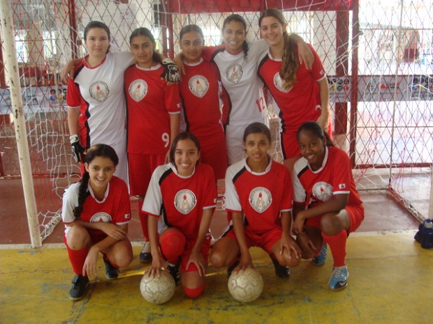 Com resultados positivos em 2011 e 2012, a equipe de futsal feminino da Escola Estadual Pedro Lessa espera bons resultados mais uma vez. Foto: Arquivo da escola