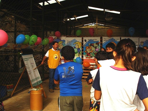 No ano passado, depois de aprender sobre o descarte, a reutilização e reciclagem dos resíduos sólidos, os alunos visitaram uma central de recebimento de embalagens vazias de agrotóxicos. Foto: Arquivo da escola
