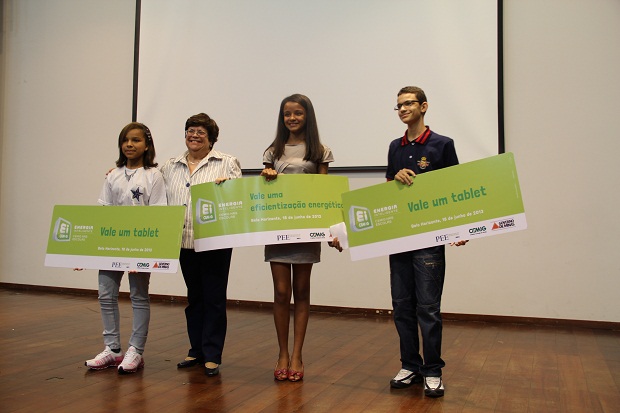 A secretária de Estado de Educação, Ana Lúcia Gazzola, entregou o prêmio aos alunos dos anos finais do ensino fundamental, Franciele, Roberta e Willian. Foto: Lígia Souza ACS/SEE
