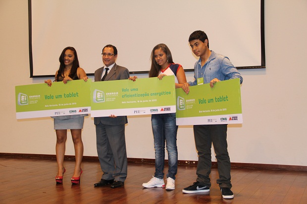 Quem entregou os prêmios a Karine, Dardaine e Paulo Henrique, alunos do ensino médio que ganharam, foi o diretor de distribuição e comercialização da Cemig, Ricardo José Charbel. Foto: Lígia Souza ACS/SEE