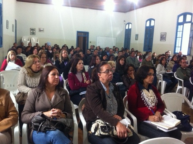 Cerca de 140 educadores da regional de Itajubá, no Sul de Minas, participam de capacitação sobre o PAAE. Foto: SRE Itajubá