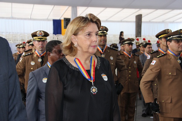 Sueli Pires, secretária adjunta da Secretaria de Estado de Educação, foi uma das homenageadas pela Polícia Militar. Foto: Lígia Souza ACS/SEE