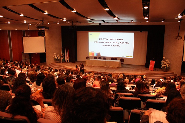 Os 435 educadores vão capacitar, até o fim do ano, mais de 11 mil professores alfabetizadores. Foto: Lígia Souza ACS/SEE