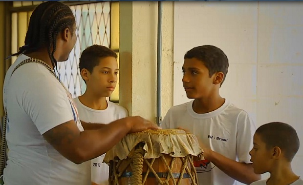 Na Escola Estadual José Mendes júnior, em Belo Horizonte, os alunos têm aula de capoeira no momento da Educação Física. Crédito: Divulgação SEE