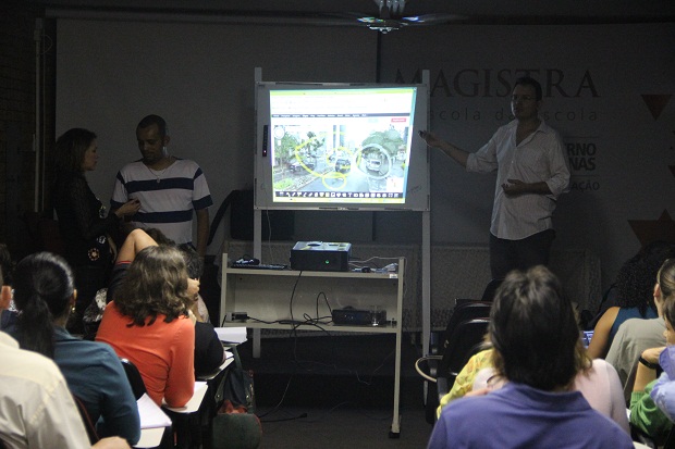 Técnicos mostram como o Google Maps poderia ser usado em aula com a lousa interativa. Foto: Lígia Souza ASC/SEE