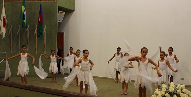 Alunas da Escola Estadual Almirante Toyoda durante apresentação no Forpaz. Foto: Vanessa Peçanha Analista Educacional / SRE Coronel Fabriciano