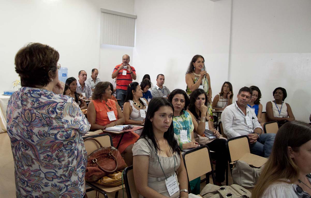 A diretora Elídia relatou a experiencia com o Aprofundamento de Estudos durante reunião. Foto: Amanda Lelis ACS/SEE