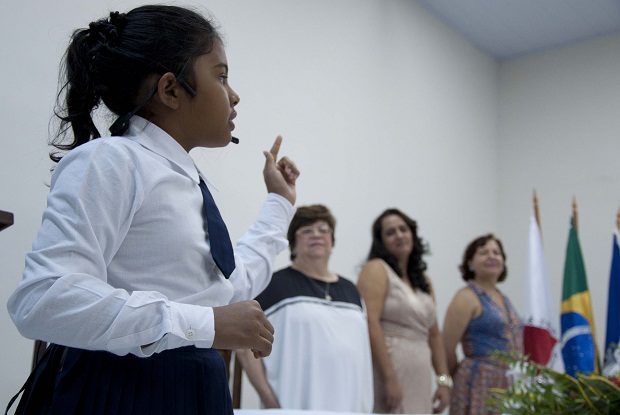 Aluna Ana Elisa Lopes declamou o Hino Nacional na abertura da reunião. Foto: Amanda Lelis ACS/SEE