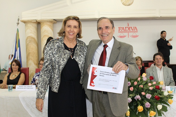 Secretária adjunta, Sueli Pires, entrega Caderno de Metas para o prefeito de Varginha. Foto; Geanine Nogueira ACS/SEE