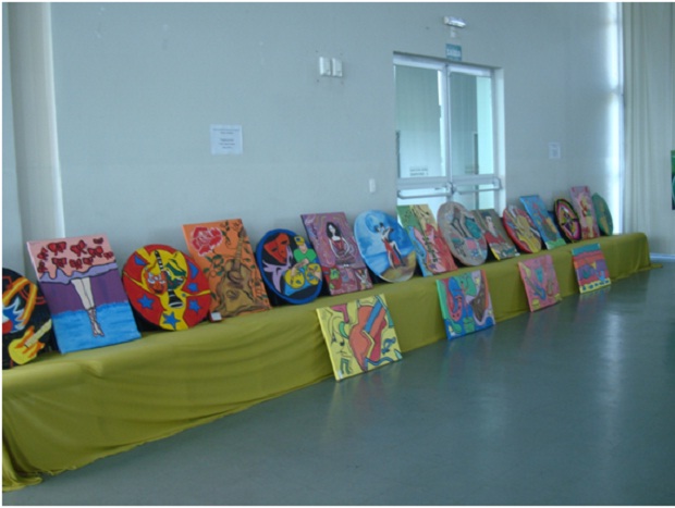 Evento contou com a exposição de trabalhos vde trabalho artísticos produzidos pelos alunos da Escola Estadual Professora Sílvia de Alencar Zschaber de Buritizeiro. Foto:Regina Oliveira