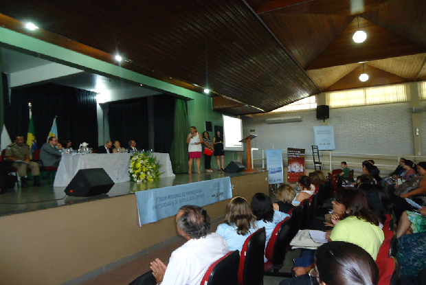 Secretária adjunta de Educação, Sueli Pires, fez a abertura do encontro. Foto Tânia Lopes SRE Montes Claros