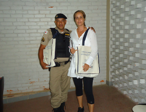 A diretora da Escola Estadual Cristina Guimarães, Andréa Mameluk, e o coordenador do Jovem Construindo a Cidadania (JCC), cabo Jair Santos. Foto: Maria Edileuza Lopes de Almeida / SRE Montes Claros