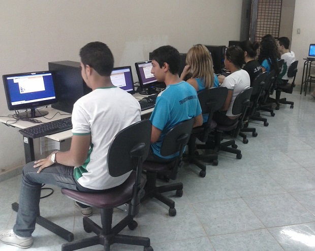 Alunos da Escola Estadual Eloy Pereira, em Montes Claros, durante a aplicação do PAAE, em 2012. Foto: Arquivo da Escola