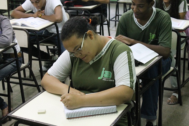 Dayane Freitas Santos está entre os estudantes da rede estadual de ensino que integram o primeiro grupo  que cursou o ensino fundamental em nove anos. Foto: Geanine Nogueira ACS/SEE