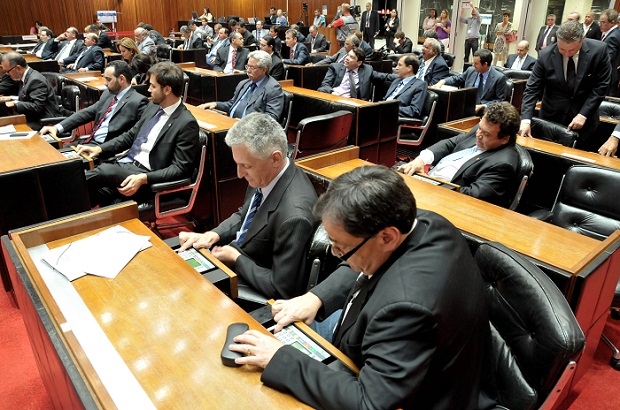 o projeto, que tramita em regime de urgência, passará ainda pela Comissão de Fiscalização Financeira e Orçamentária e depois volta ao Plenário, quando será votado em 2º turno. Foto: Willian Dias / ALMG