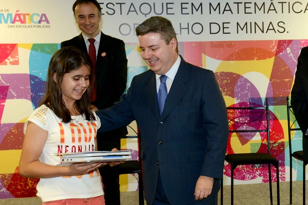 Dávila recebeu seu prêmio das mãos do Governador. Foto: Wellington Pedro / Imprensa MG 