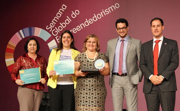 Marlise dos Reis Matos (ao centro) diretora da Escola Estadual Enéias Vasconcelos, em Uberlândia, conquistou o primeiro lugar na categoria ensino fundamental. Crédito: Hudson Menezes ACS SEE