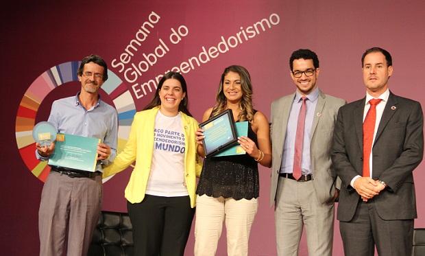 Danielle Carvalho Cruz Dutra de Almeida (ao centro) é educadora Física na Escola Estadual Silviano Brandão. Crédito: Hudson Menezes ACS SEE