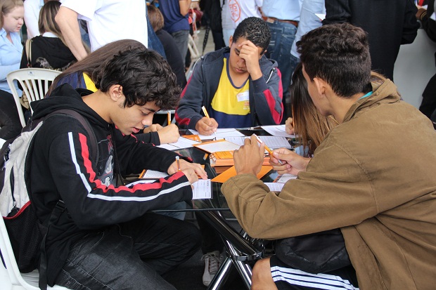 Durante a feira, estudantes tiveram a possibildiade de conhecer o que diferentes universidade têm a oferecer. Foto: Suéllen Valverde ACS/SEE