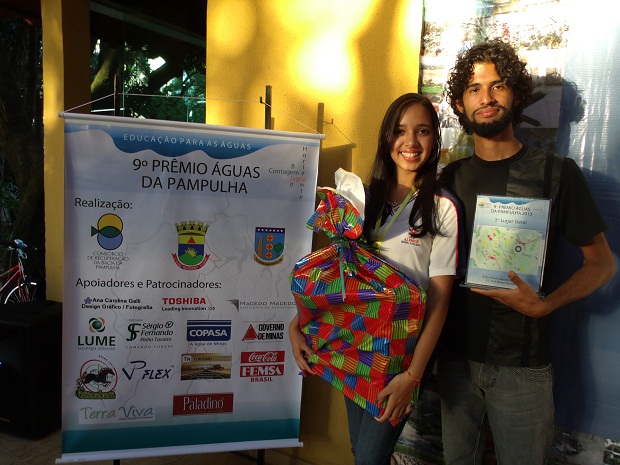 Paula, aluna da Escola Estadual Alisson Pereira Guimarães, teve ajuda do professor de Arte, João Gabriel, para desenvolver o trabalho que conquistou o 1º lugar geral. Foto: Divulgação
