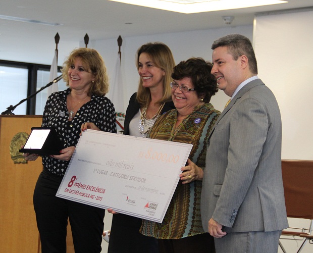 Prêmio foi entregue pelo governador Antonio Anastasia e pela Secretária de Estado de Planejamento e Gestão Renata Vilhena. Foto: Geanine Nogueira ACS/SEE