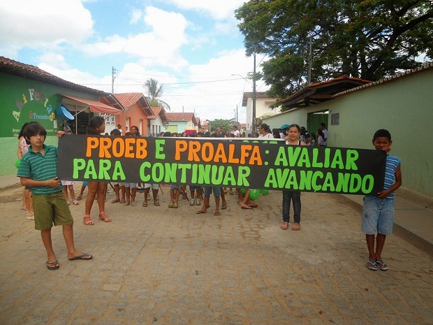 Alunos foram às ruas para incentivar a participação dos colegas na 'Semana da Avaliação'. Foto: Arquivo Escola Estadual Frei Henrique de Coimbra