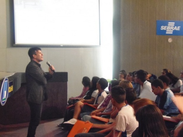 Iniciativa é desenvolvida em oito escolas da rede estadual de ensino. Banco de Imagens Junior Achievement 