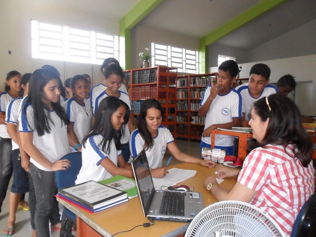Alunos do ensino médio durante a inscrição para o concurso de redação da Escola Estadual Professor Antônio Gomes Moreira, em Joaíma, no Jequitinhonha. Crédito: Divulgação Arquivo da Escola