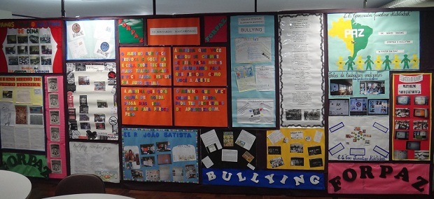 Fotos, cartazes e outros objetos que resultaram desta campanha estão em exposição em todo o hall de entrada da sede da SRE. Crédito: SRE Juiz de Fora