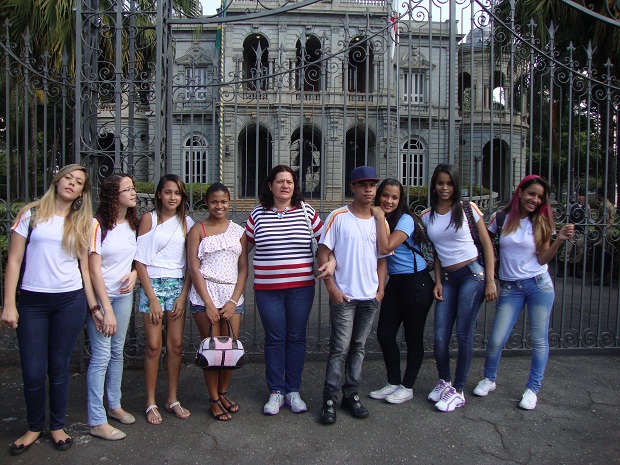 Alunos da área de Turismo da Escola Estadual Henrique Diniz em visita a pontos turístico da Capital Mineira em 2013. Crédito: Divulgação Escola