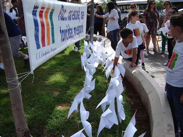 Alunos da Escola Estadual Eurípedes Prazeres, em São lourenço, realizaram o plantio simbólico de cata-ventos. Crédito: Arquivo da Escola