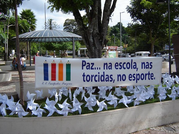 Os cata-ventos brancos simbolizam a paz que deve ser plantada e cultivada. Crédito: Arquivo da Escola