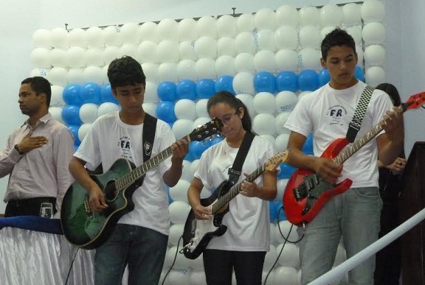 Os alunos da Escola Estadual Felizarda Russano de Pouso Alto, tocaram o Hino Nacional na abertura do encontro. Crédito: Divulgação SRE Caxambu