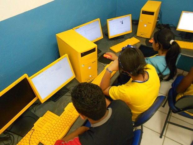 Alunos da Escola Estadual Maria Pereira de Araújo, em Ribeirão das Neves, durante a realização das provas do PAAE 2014. Crédito: Arquivo da Escola