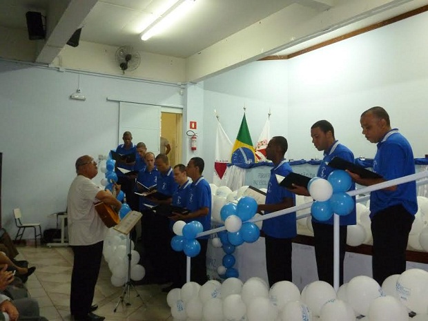 Coral de alunos da Escola Estadual São Francisco de Assis, em São Lourenço, sem apresentam na abertura do XV Forpaz. Crédito: SRE Caxambu