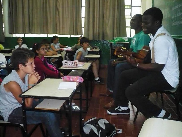 Alunos da Escola Estadual Felizarda Russano, em Pouso Alto, em conversa com seminaristas estrangeiros. Crédito: Luzia Maria Guimarães/Vice Diretora