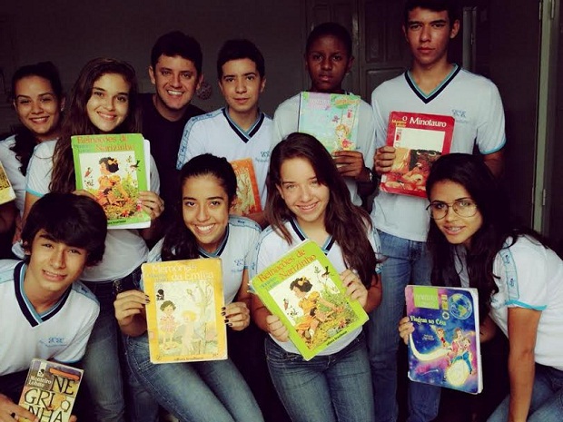 Alunos da Escola Estadual Professor Antônio Dias Maciel, em Patos de Minas, durante atividades do projeto "Nas trilhas do saber – Um tributo a Monteiro Lobato". Crédito: Arquivo da Escola