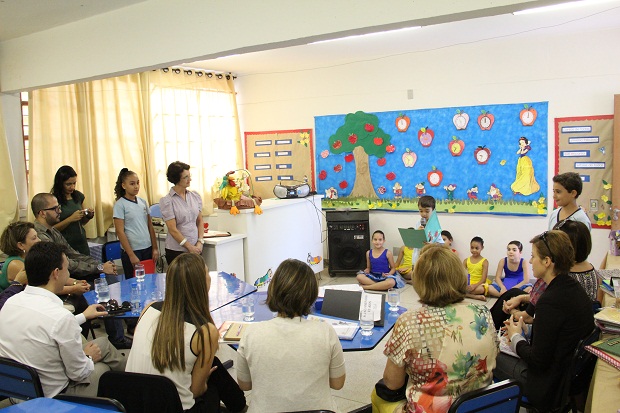 Assim que chegou à escola, a comitiva colombiana assistiu a uma apresentação artística. Foto: Geanine Nogueira ACS/SEE