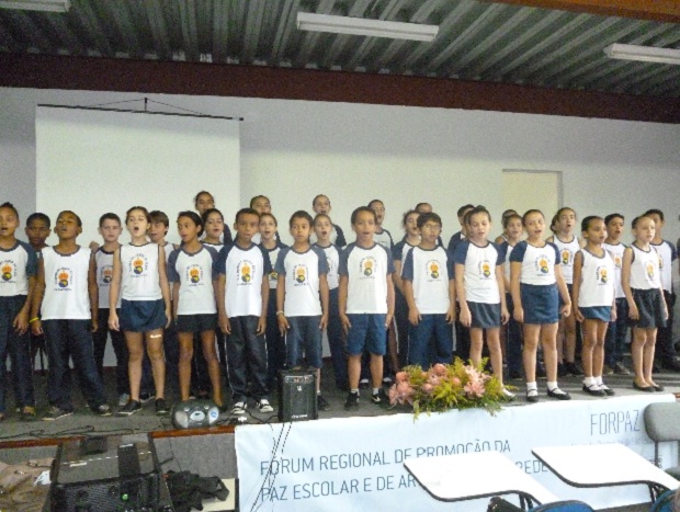 Alunos da Escola Estadual Menino Jesus de Praga fizeram uma apresentação cultural no Forpaz. Crédito: Divulgação SRE Caratinga 