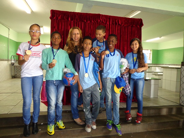 Estudantes da Escola Estadual Olímpia Rezende Pereira, em Belo Horizonte, que se destacaram no 'Projeto Ler é Viver'. Crédito: Arquivo da Escola