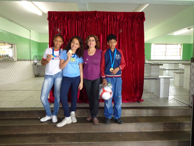 Estudantes da Escola Estadual Olímpia Rezende Pereira, em Belo Horizonte, que se destacaram no 'Projeto Ler é Viver'. Crédito: Arquivo da Escola