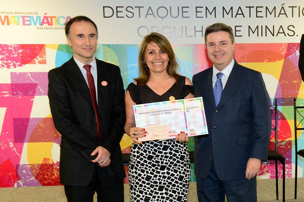 Maria Botelho Alves Pena durante homenagem, em novembro de 2013, pelo desempenho de seus alunos na Obmep.Na foto, ela está entre Cláudio Landim 0 coordenador geral da Obmep - e Antonio Anastasia - então governador de Minas. Foto:Wellington Pedro / Imprensa MG