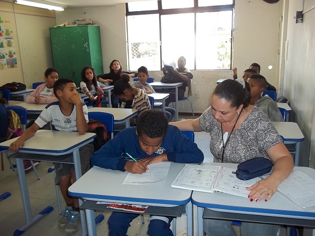 Luiz Fernando é um dos alunos que tem acompanhamento constante da professora da turma e da professora de apoio. Foto: Arquivo Escola