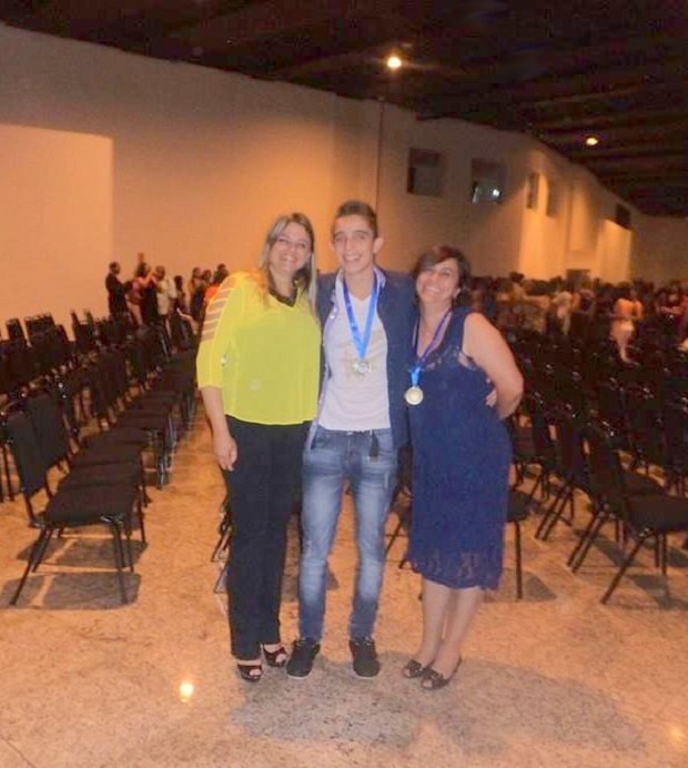 Da esquerda para direita: a diretora  Valquiria Helena Magarotto Machado, o aluno Alisson Henrique Bernardes da Silva e a professora Maria Hilma Marques Silveira. Foto: Arquivo Pessoal 