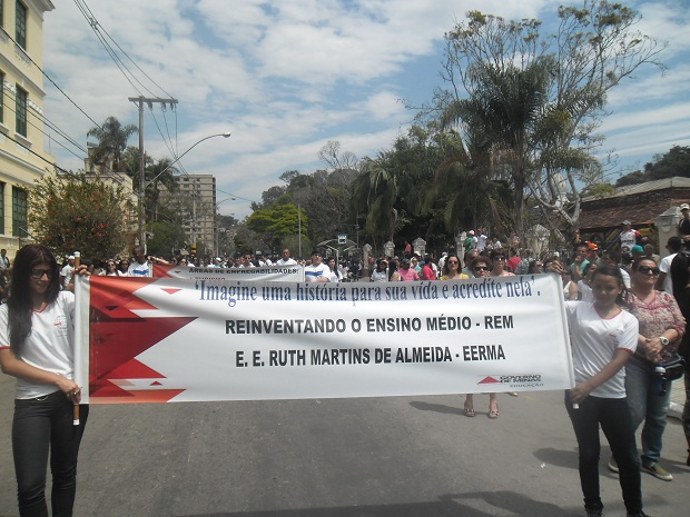 Alunos da Escola Estadual Ruth Martins de Almeida, em Caxambu, relatam as suas experiências com o Reinventando o Ensino Médio. Crédito: Arquivo da Escola