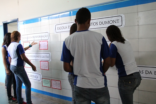 Na Escola Estadual Santos Dumont, foram montados painéis pela escola para orientar os alunos. Foto: Geanine Nogueira ACS/SEE