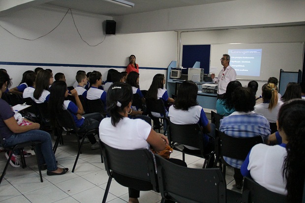 O superintendente de Desenvolvimento do Ensino Médio, Jorge Figueiredo, participou do Seminário na Escola Estadual Santos Dumont. Foto: Geanine Nogueira ACS/SEE