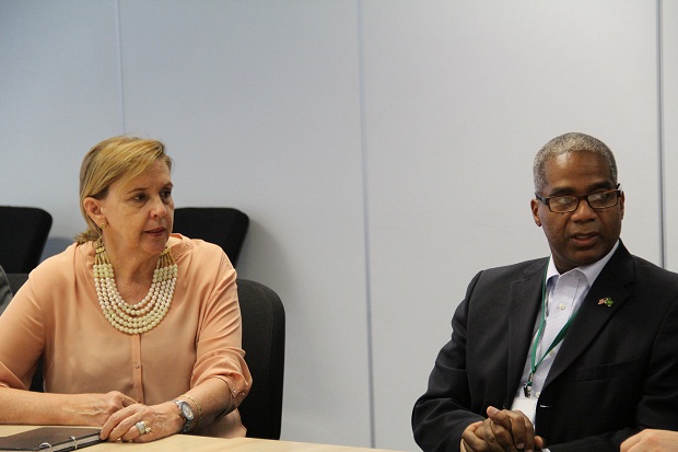 O diretor norte-americano Hudson Thomas durante agenda com a secretária-adjunta de Educação Sueli Pires. Crédito: Geanine Nogueira ACS SEE