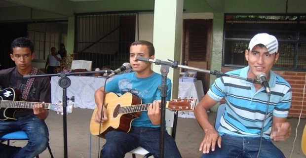 Os alunos da Escola Estadual Oswaldo Lucas Mendes fazem apresentações artísticas dentro do projeto desenvolvido lá. Foto: Arquivo Escola